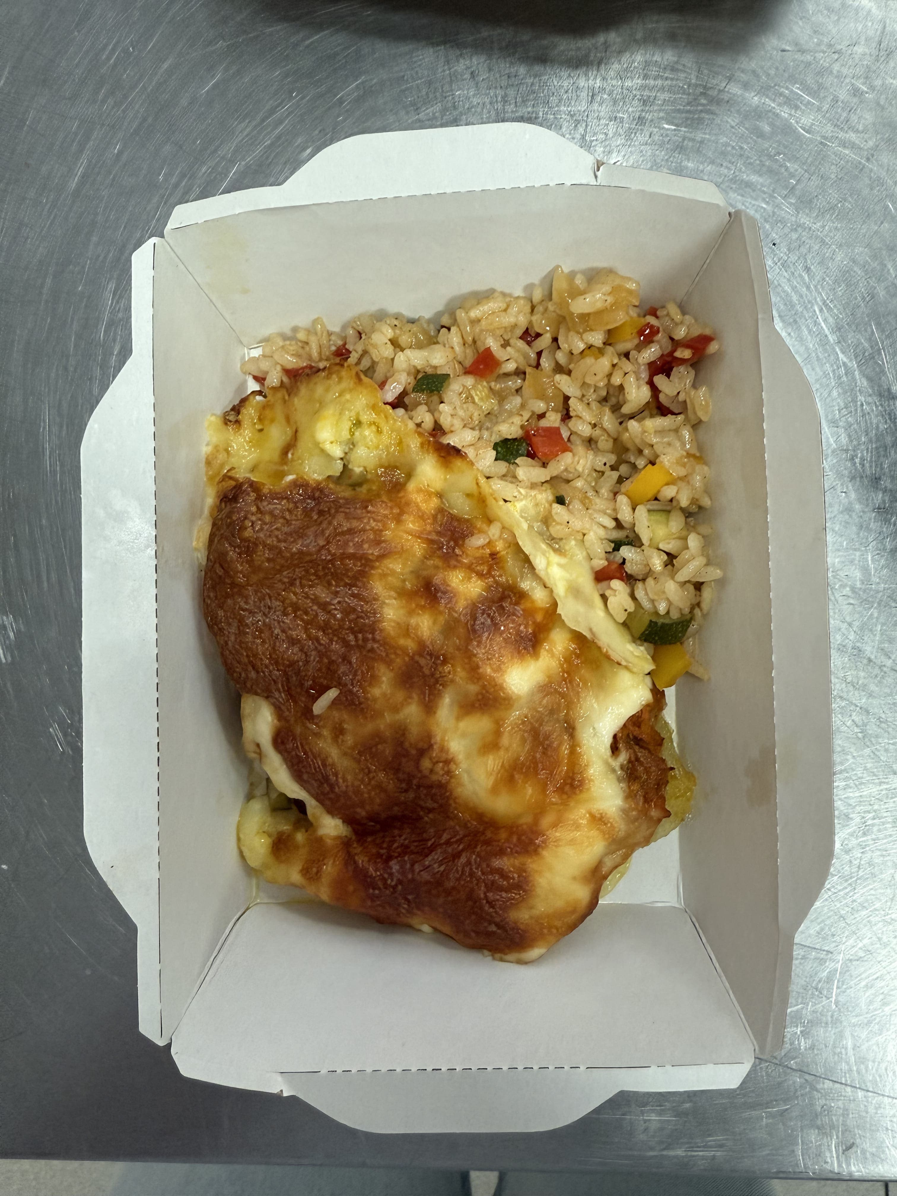 Профессиональный бариста готовит авторский кофе